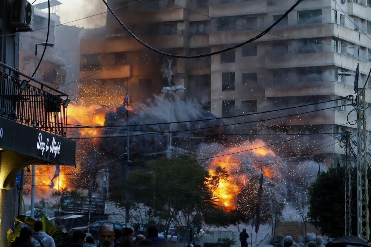 El fum i les flames s'eleven després d'un atac aeri israelià contra un edifici al barri de Bashura, a Beirut, al Líban, el 12 de març.