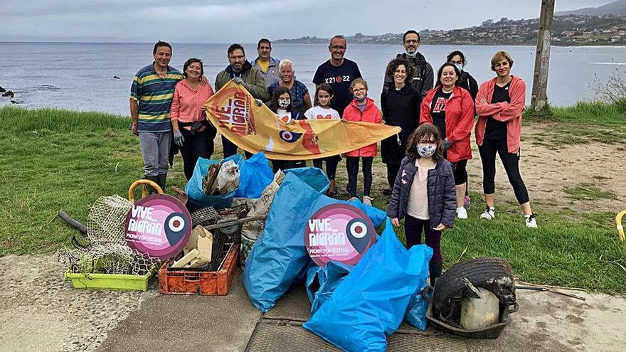Retiran 300 quilos de lixo da praia