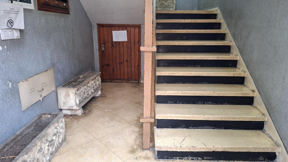Escalera del bloque ubicado en la avenida Doctor Fedriani 29, donde los vecinos reclaman un ascensor desde hace años.