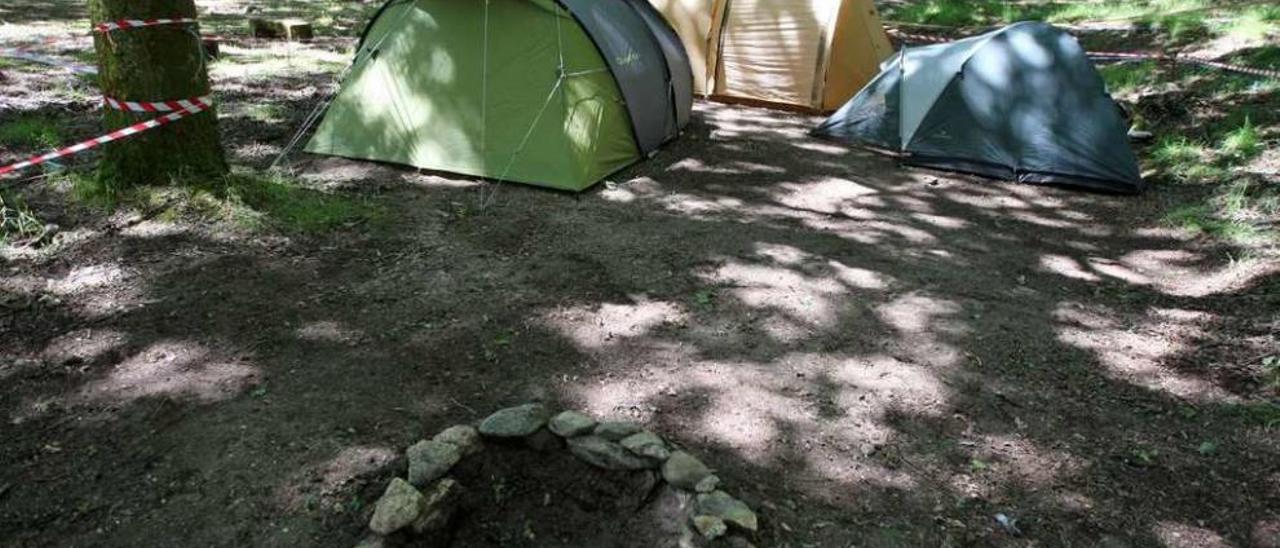 Tiendas y zonas reservadas con cintas, ayer, en el área de acampada de Sabucedo. // Bernabé/Cris M.V.