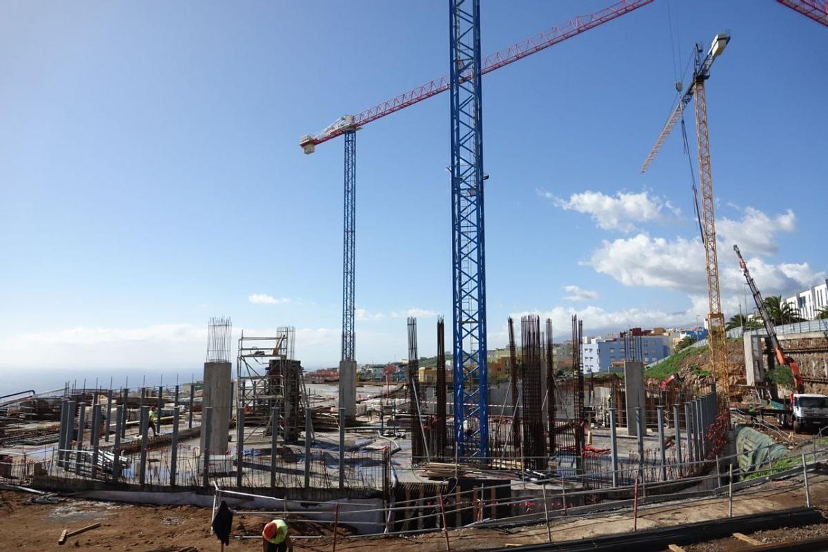 Obras de construcción del Edificio de Servicios Esenciales del Gobierno de Canarias en El Sobradillo.