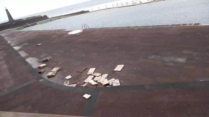 El fuerte oleaje en la costa de Tenerife causa daños en Bajamar y obliga a cerrar los accesos a las playas de La Orotava