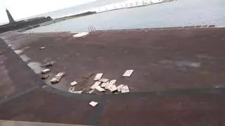 El fuerte oleaje en la costa de Tenerife causa daños en Bajamar y obliga a cerrar los accesos a las playas de La Orotava