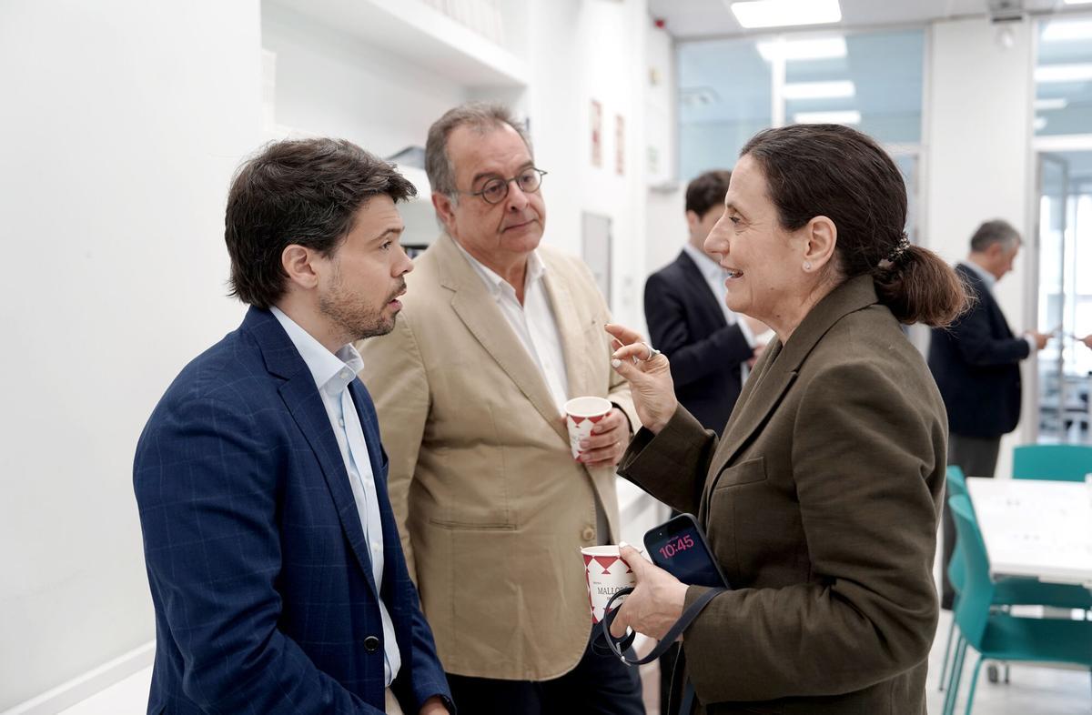 Nacho Corredor, socio y vicepresidente de BeBartlet; Albert Sáez, presidente del Comité Editorial de El Periódico y director general de Contenidos de Prensa Ibérica, y Gemma Martínez, directora de El Periódico, antes del arranque el evento del 'Observatorio Social de Vivienda' en Madrid
