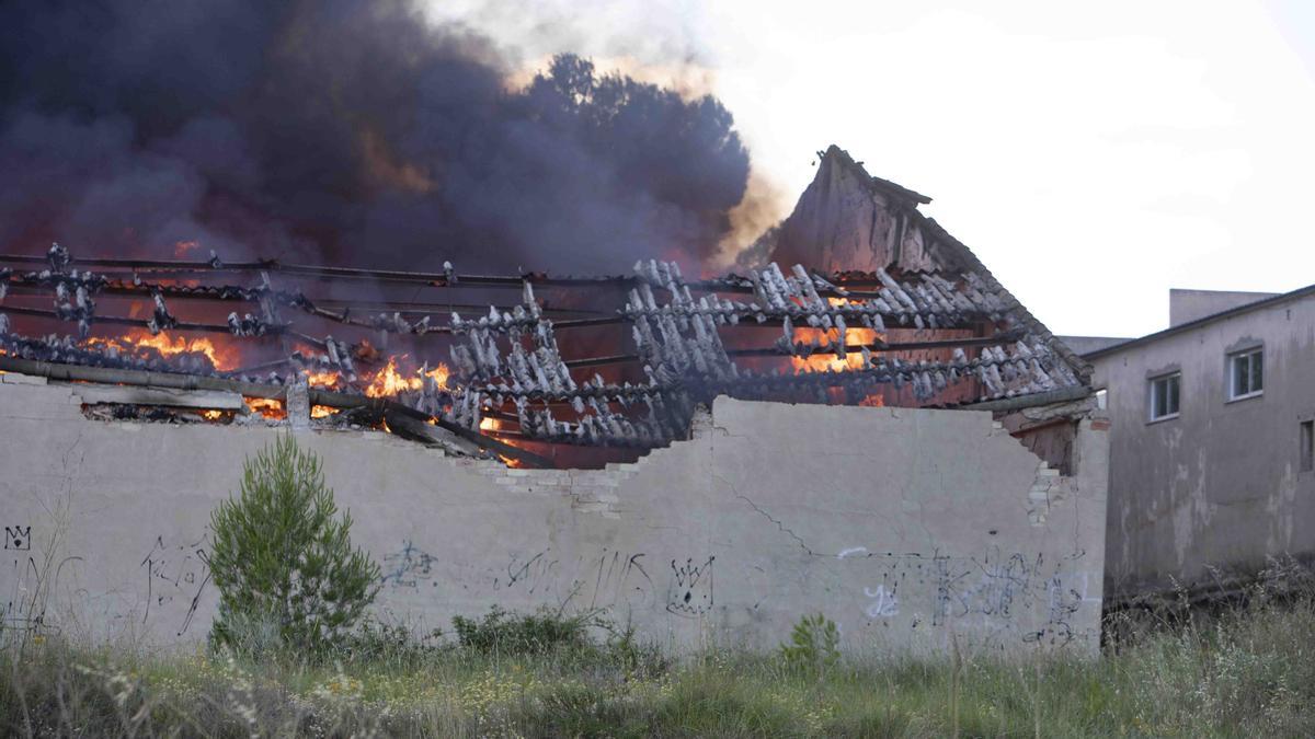 Se desata un incendio en una nave de almacenaje de ropa en L'Olleria