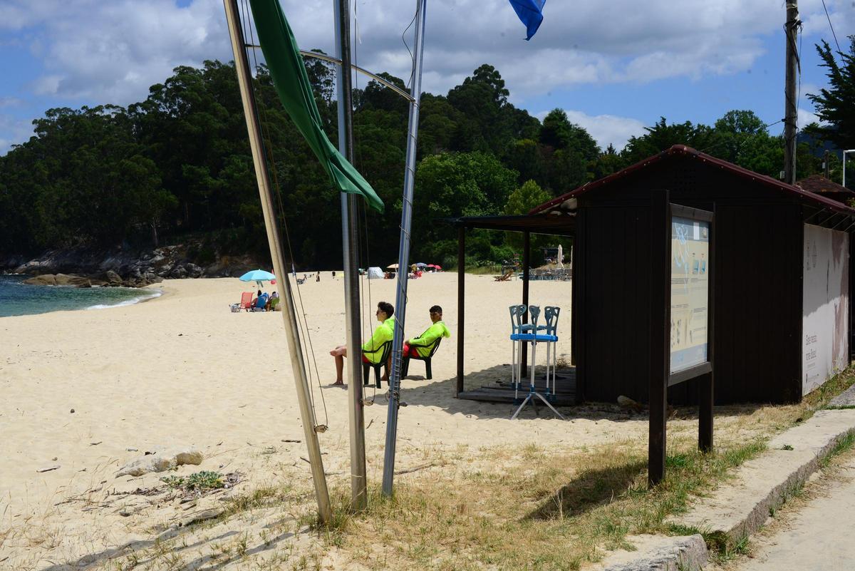 Puesto de socorrismo el verano pasado en la playa de Portomaior.