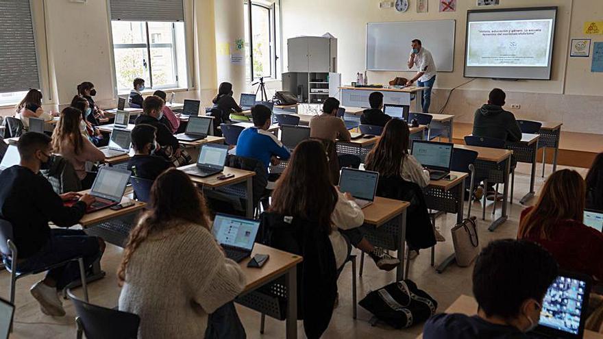 Un momento de la charla del profesor Gabriel Parra a los alumnos de la Escuela de Magisterio.