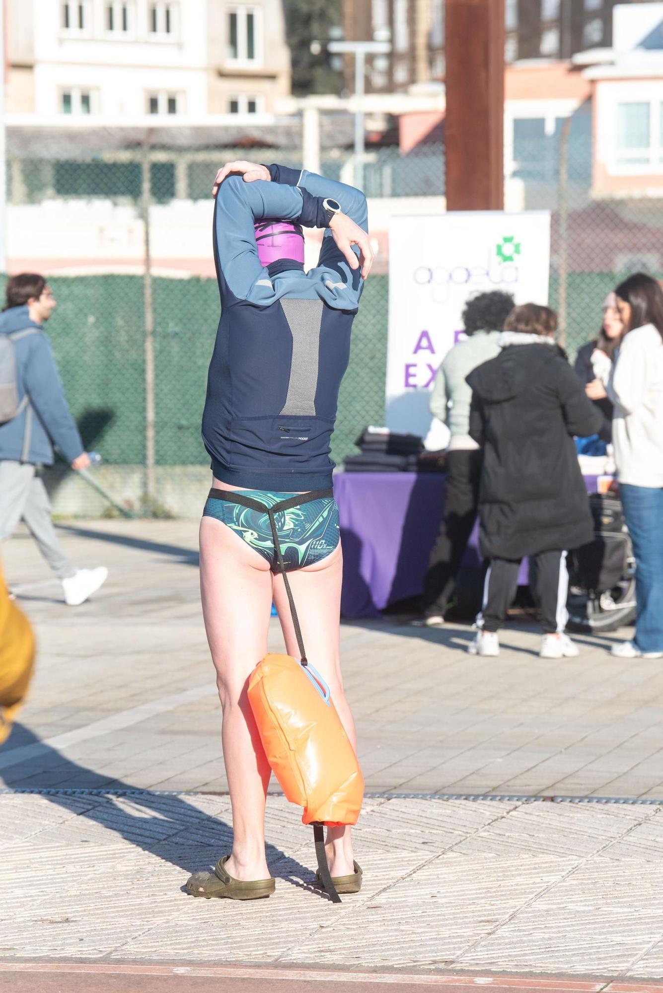 A Coruña desafía al frío y al mar para visibilizar la ELA