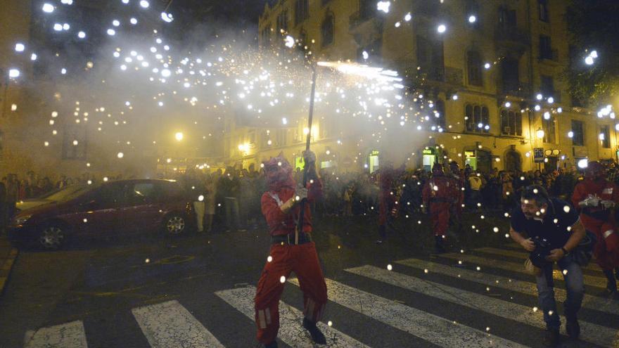 El correfoc del Festival Medieval ilumina la noche ilicitana