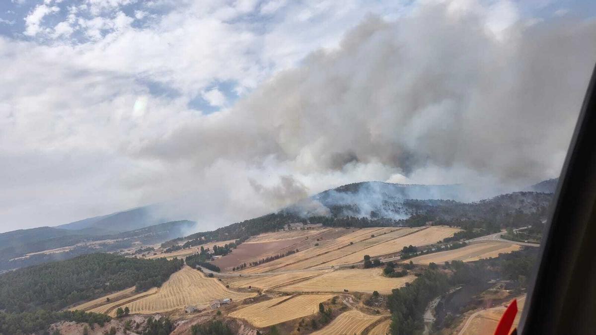 Imagen aérea del incendio en Peñarroya de Tastavíns, en la provincia de Teruel