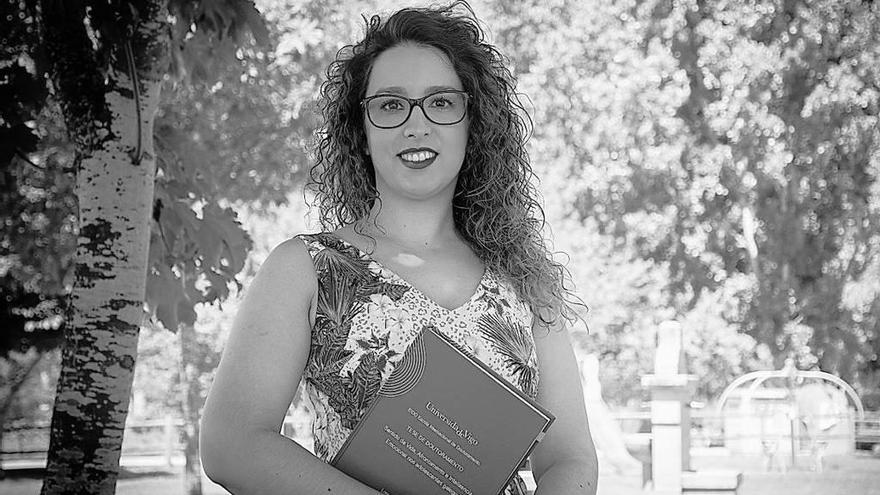 La autora del estudio sobre los adolescentes gallegos, Lorena Macía, con su tesis doctoral.