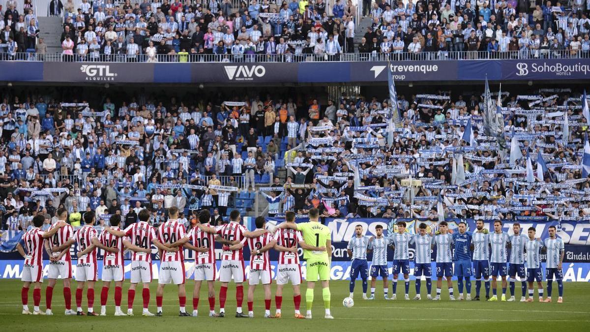 El Málaga CF-Sporting guardó un minuto de silencio por los guardias civiles fallecidos en Huelva.