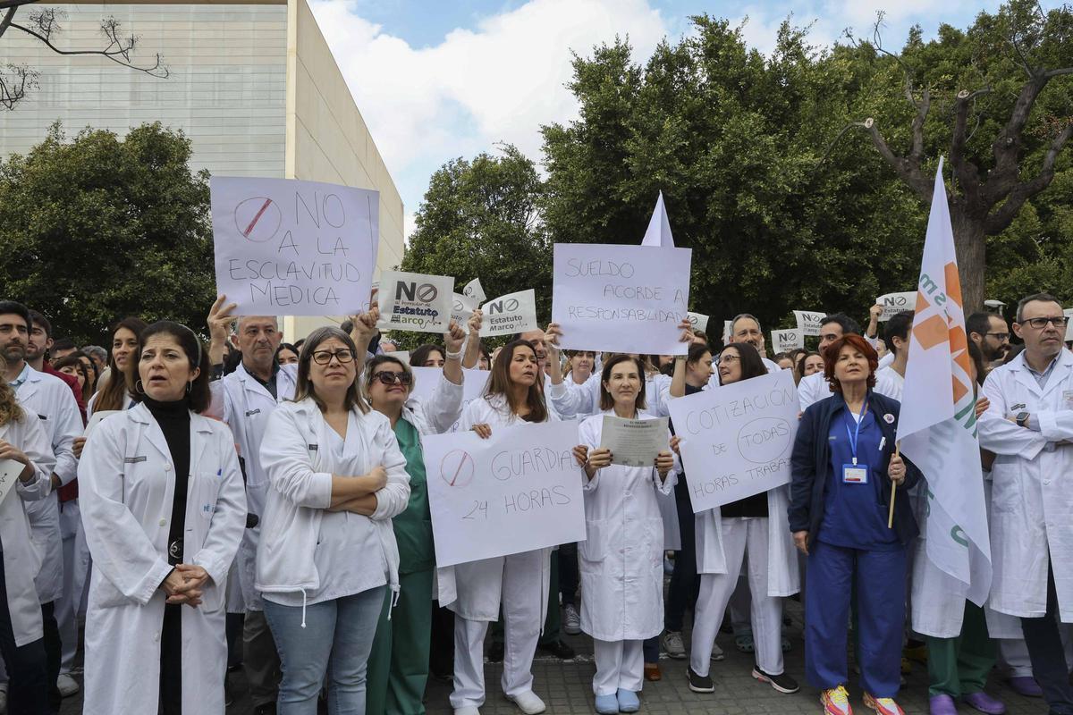 Protesta de los médicos del Hospital de Sant Joan contra el nuevo estatuto laboral