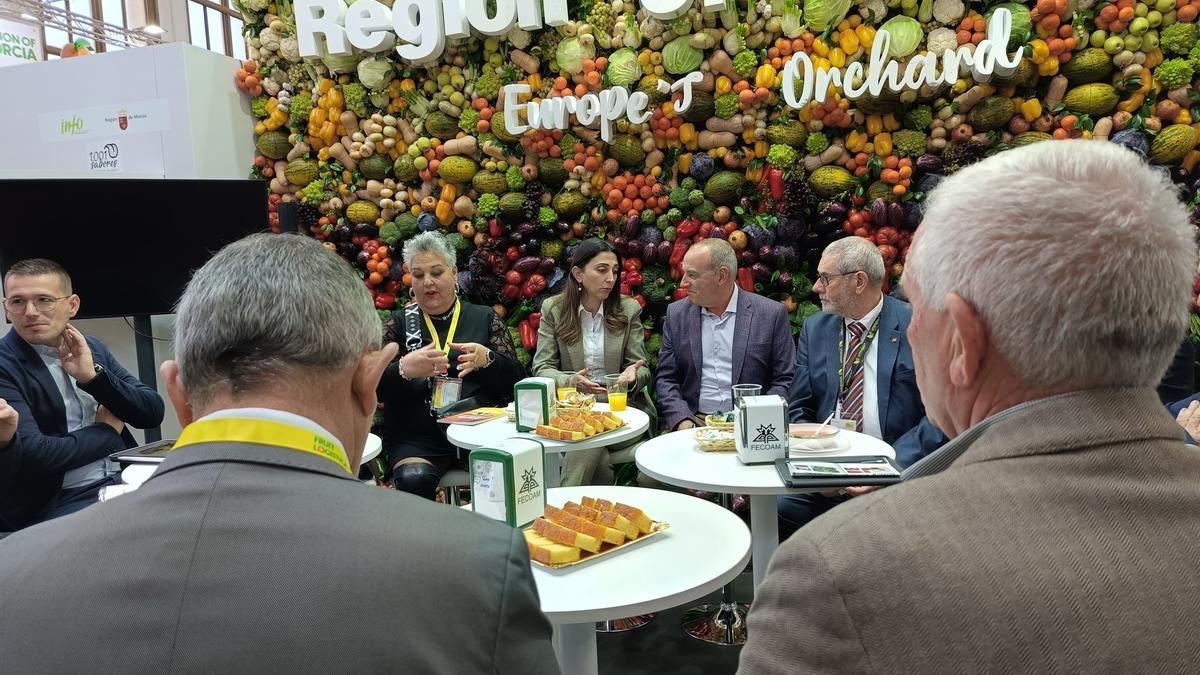 La consejera Sara Rubira con algunos de los productores de agricultura ecológica en un desayuno Eco en la Fruit Logística de Berlín.