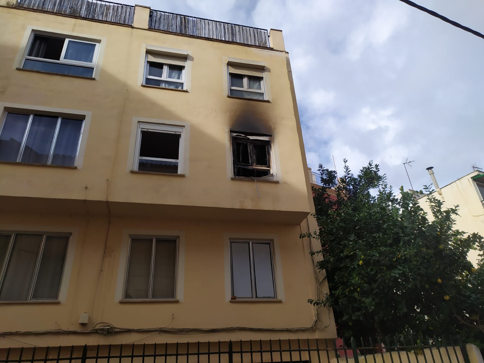 Quince desalojados por un incendio en un piso de El Terreno