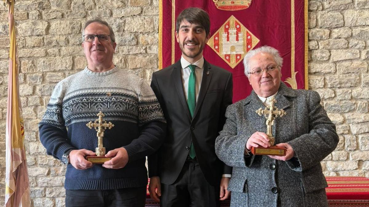 Susana Pitarch y Jesús Royo reciben las cruces de Santa Llúcia.