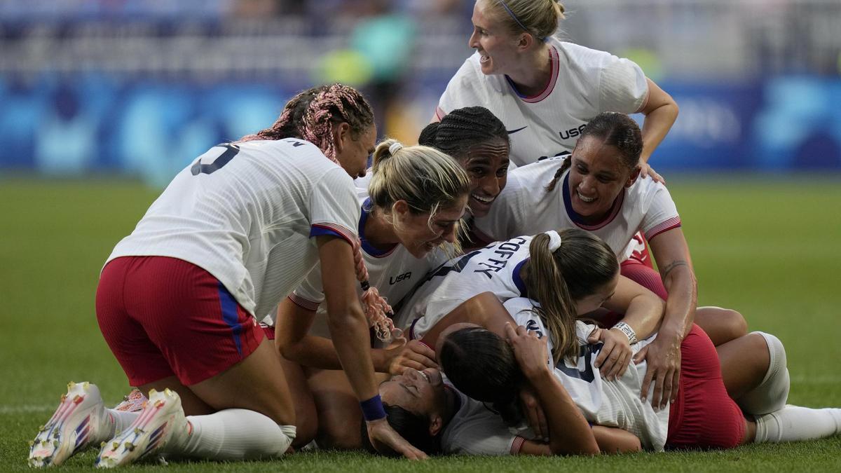 Sopha Smith celebra con sus compañeras el gol ante Alemania