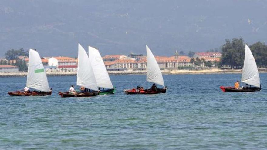 Un grupo de dornas durante la salida de la Volta á Arousa.  // Noé Parga