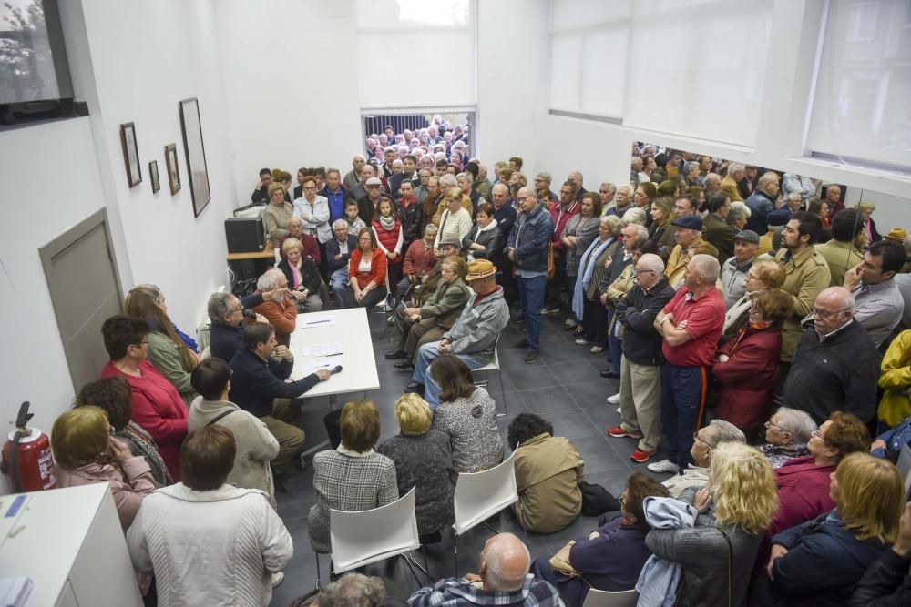 Tensa asamblea de vecinos en Eirís