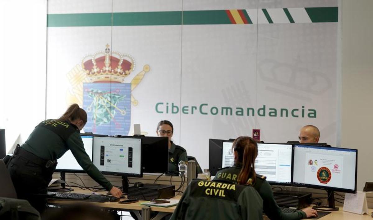 Un momento de actividad en la sala de operaciones de la CiberComandancia. Esta división de la Guardia Civil no ha cumplido aún un año de vida.