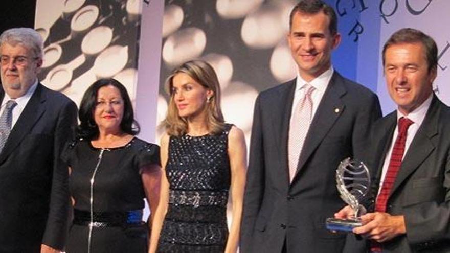 El escritor madrileño Javier Moro, posa con el premio Planeta junto a los Príncipes de Asturias, la finalista Inma Chacón y el presidente del Grupo Planeta José Manuel Lara