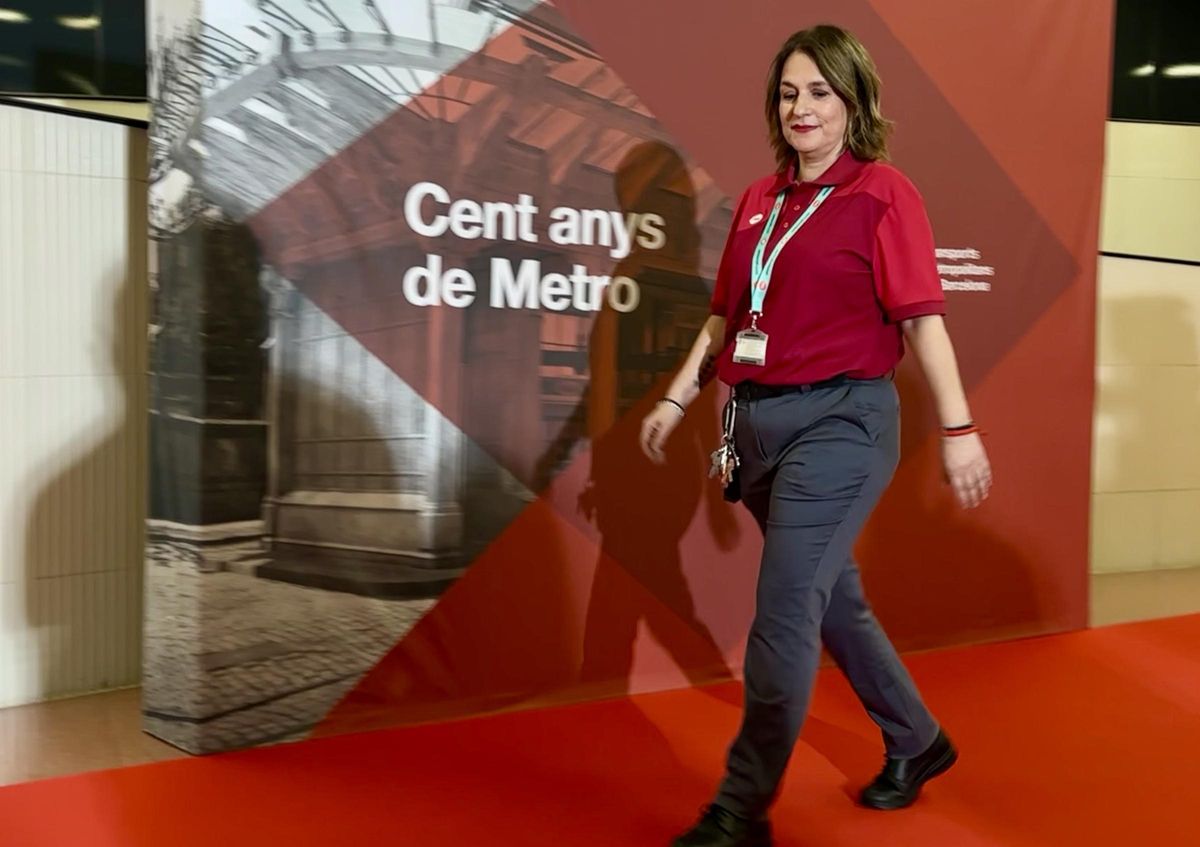 Eva Valero, trabajadora de TMB, con el nuevo polo, pantalones y zapatos de la empresa