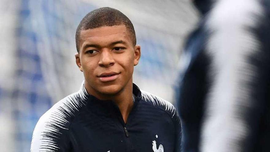 Mbappé, ayer durante el entrenamiento de la selección francesa.