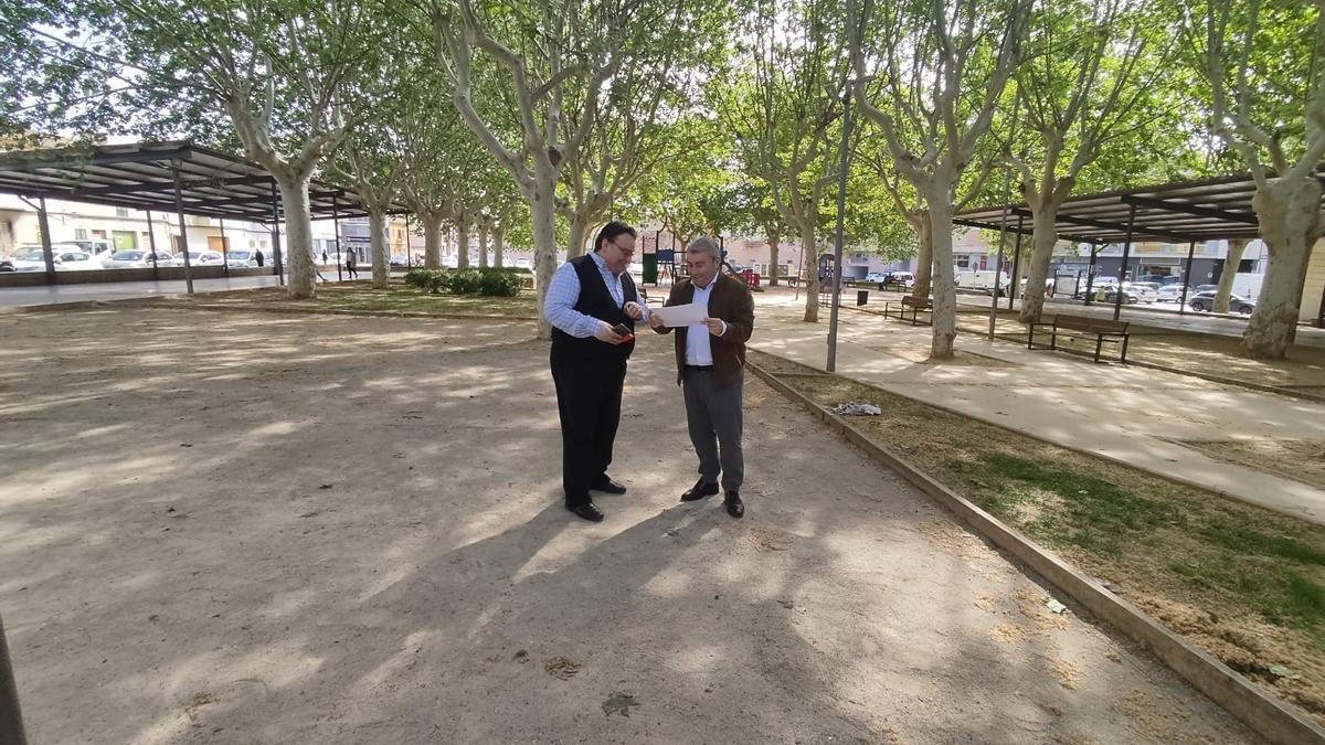 El regidor de Urbanismo, Andreu Caballero, y el alcalde Virgilio Moreno, en la Plaça del Bestiar de Inca.