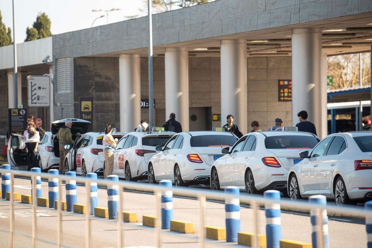 Taxis en la parada del aeropuerto de Alvedro, en A Coruña