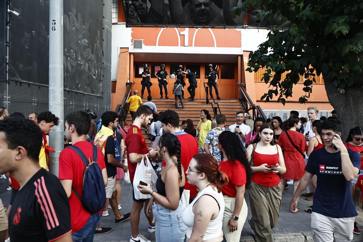Llenazo en la Fonteta para ver la final España-Inglaterra Llenazo en la Fonteta para ver la final España-Inglaterra