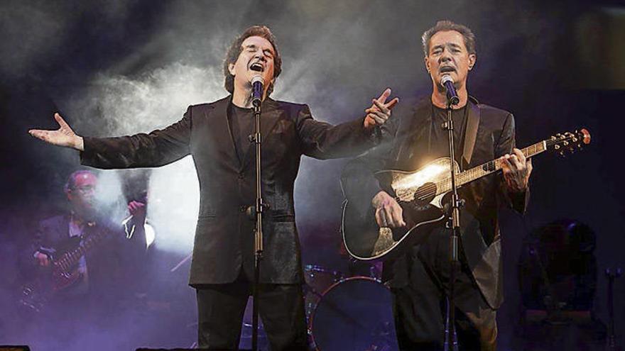 Manuel de la Calva y Ramón Arcusa, componentes del Dúo Dinámico, durante un concierto