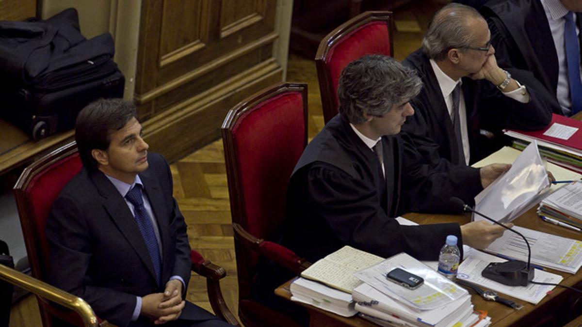 Lluís Corominas (Izquierda) durante una sesión del juicio en la Audiencia de Barcelona.