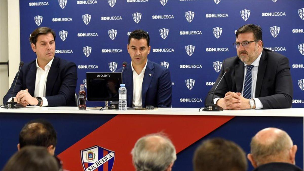 Manuel Torres, a la izquierda de Míchel durante la presentación del técnico.