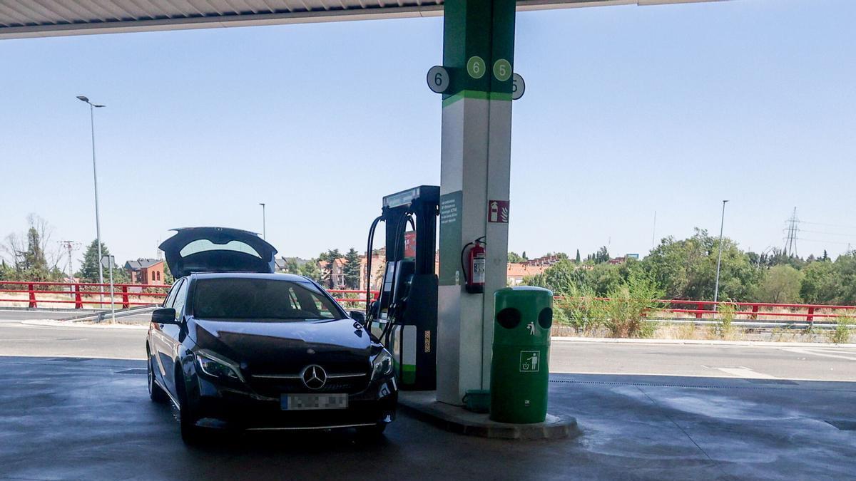 Multado con 100 euros el conductor de un coche híbrido por parar a repostar gasolina, que dispara su precio en Semana Santa, pagar y marcharse: la Guardia Civil extrema la vigilancia estos días