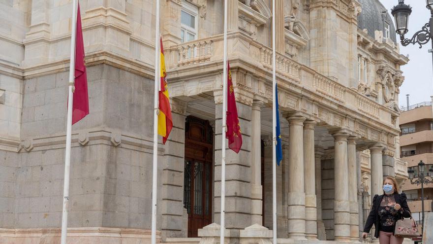 Banderas a media asta en el Palacio Consistorial de Cartagena