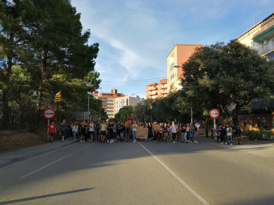 Centenars d'estudiants es manifesten a Figueres