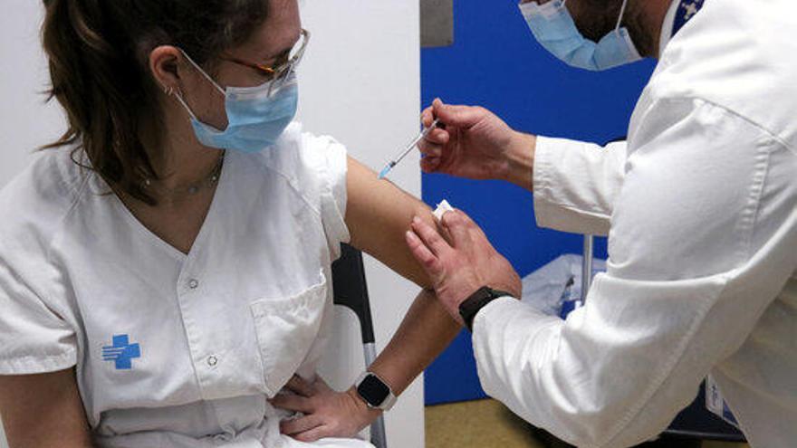 Vacunació a personal sanitari de l&#039;Hospital de la Vall d&#039;Hebron el dia de Reis, el 6 de gener