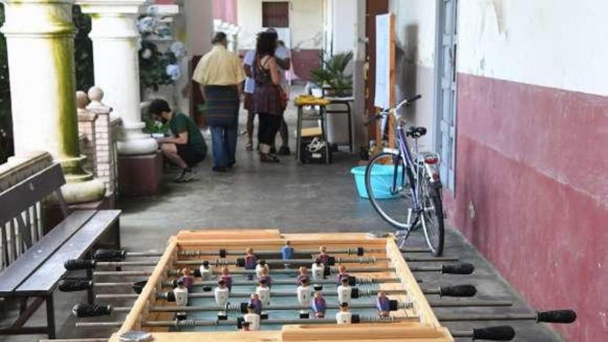 Un futbolín en uno de los espacios reabiertos en la cárcel.