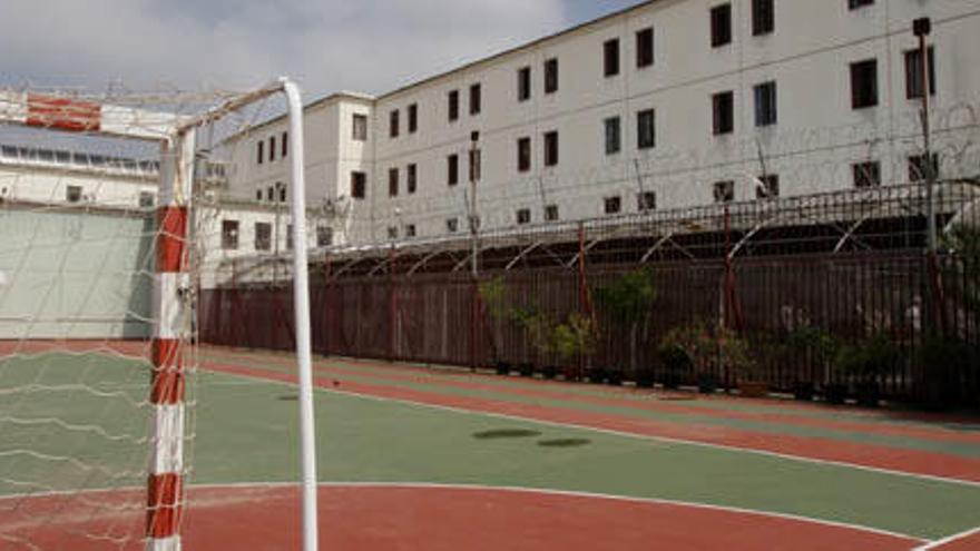 Pista deportiva de la cárcel del Picassent, junto a los módulos.