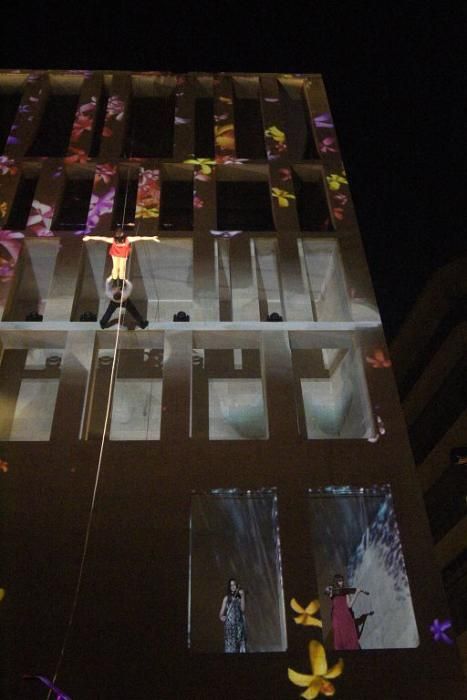 Danza vertical sobre la fachada del Moneo