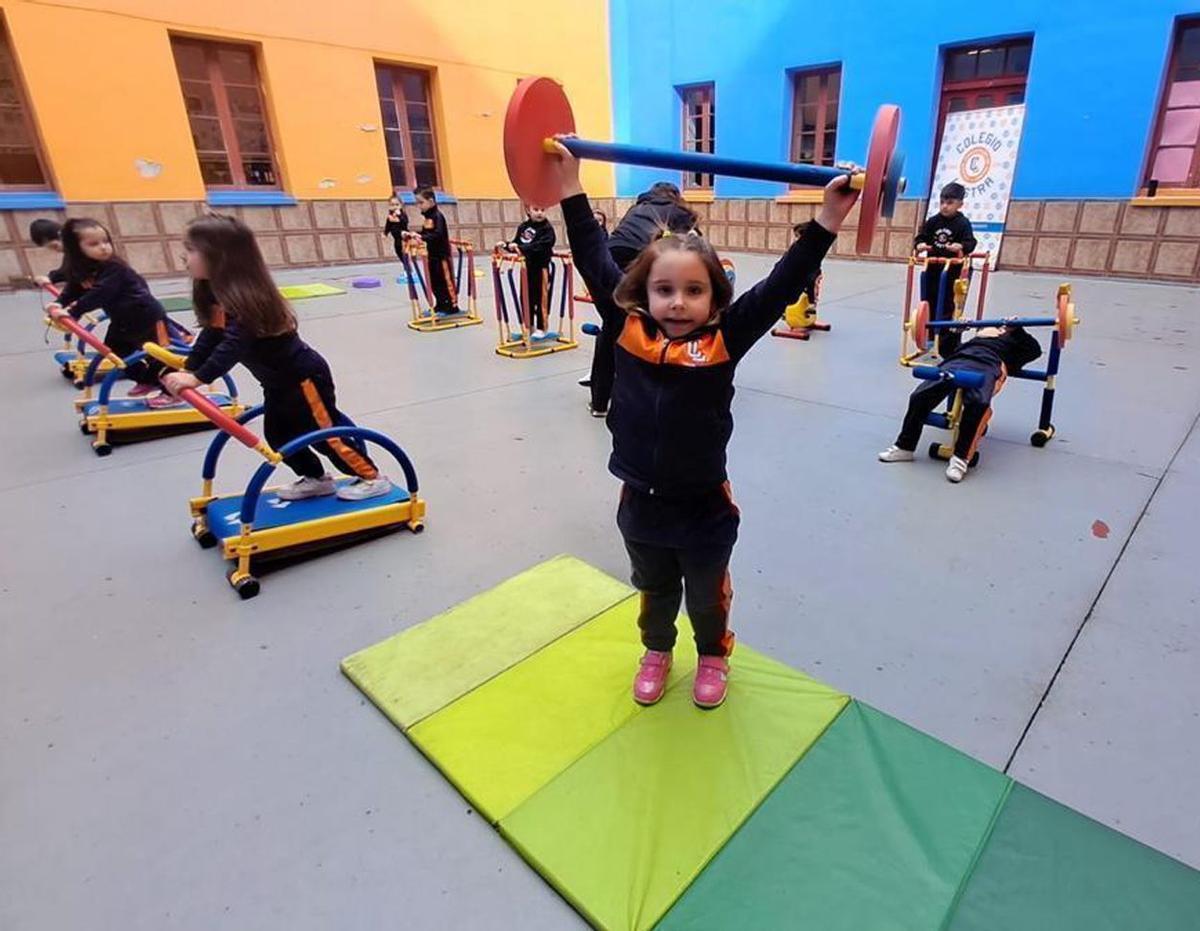Escolinos de 4 años, nel ximnasiu del colexu Lastra.