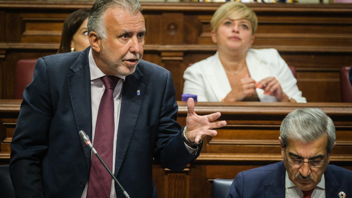 El presidente del Gobierno de Canarias, Ángel Víctor Torres, durante una sesión anterior en el Parlamento regional.