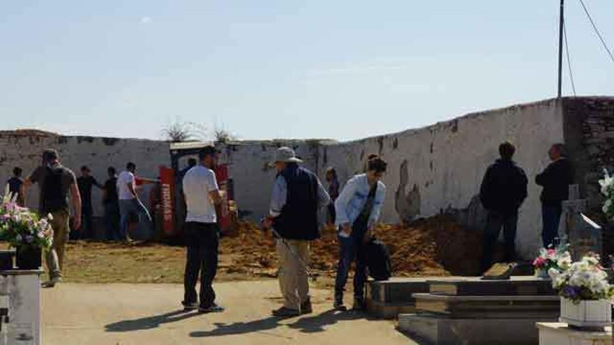 Trabajos de excavación en el interior del cementerio de Alcañices la pasada semana.