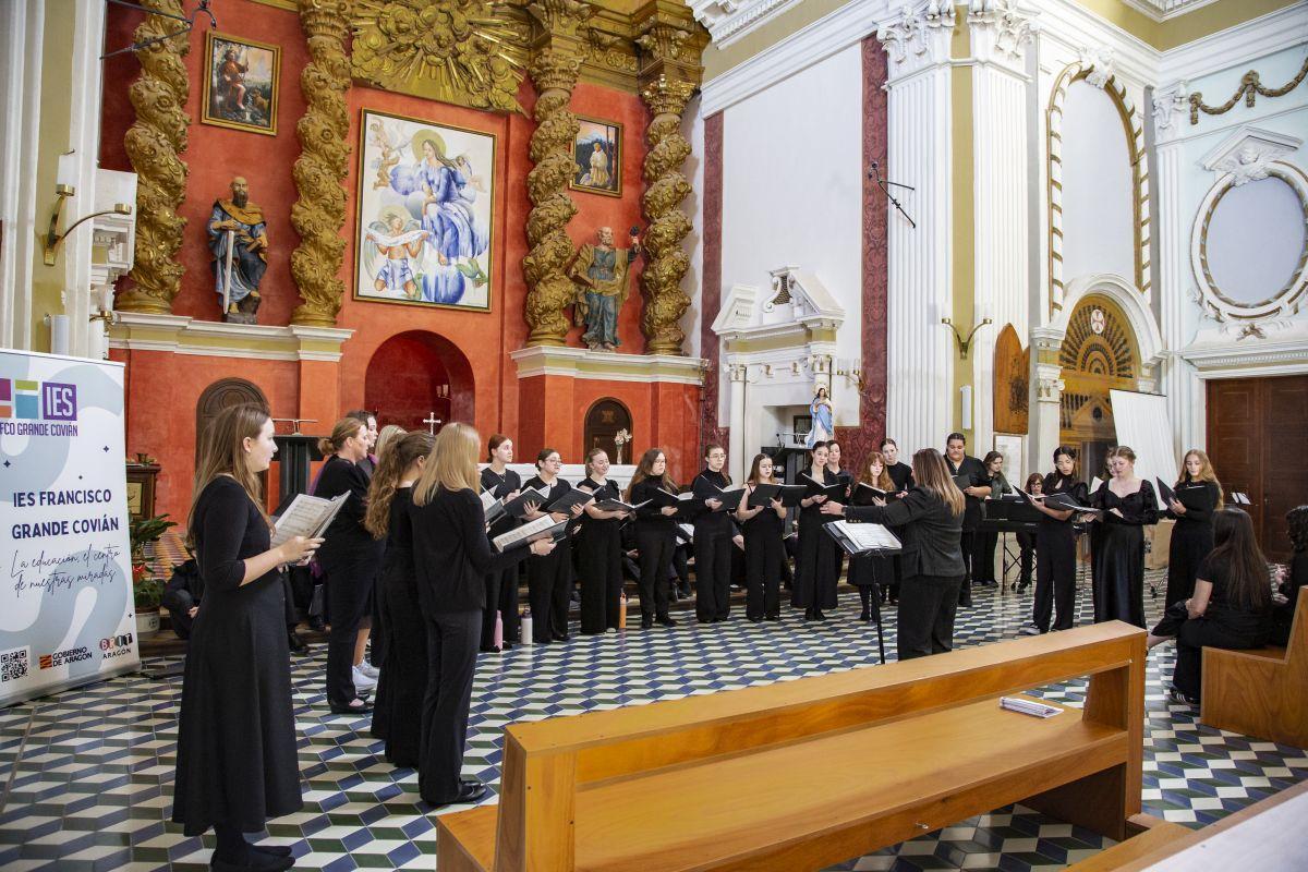 El coro Grande Covián y el Valley Choir de EE.UU emocionan en una iglesia abarrotada