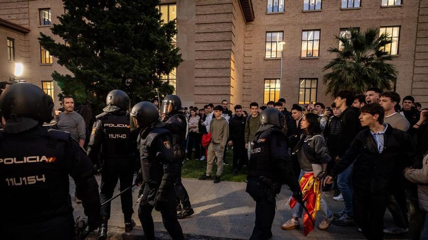 La Universidad de Zaragoza culpa a Vito Quiles de la batalla campal en el entorno de la plaza San Francisco: "Nos ha llevado a una situación de violencia que no es admisible"