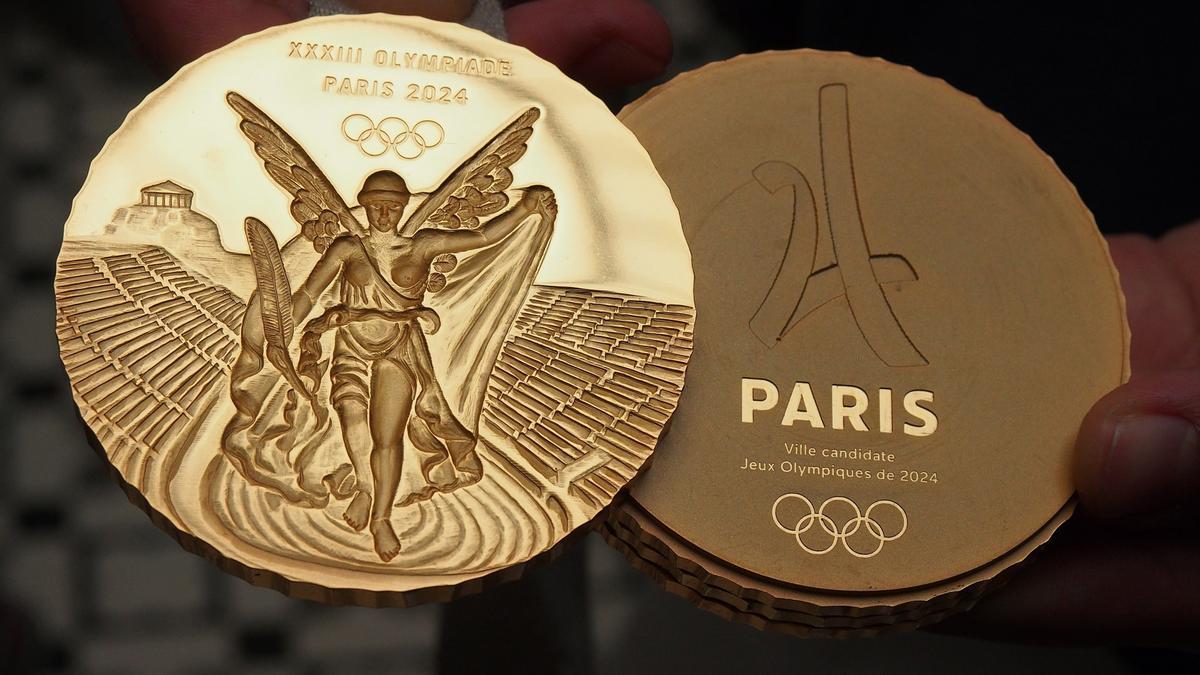 Archivo - Modelo de las medallas de los Juegos Olímpicos de París de 2024