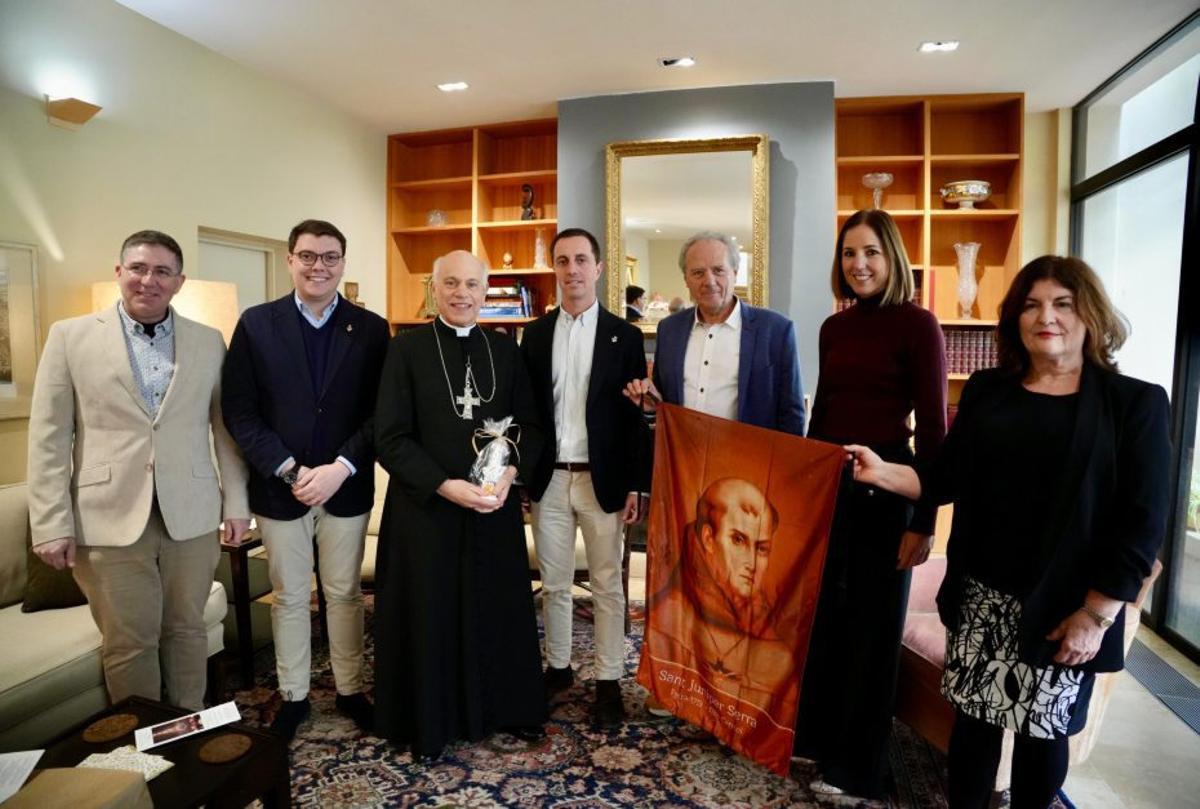 La delegación mallorquina con el padre Murphy.  | CONSELL DE MALLORCA