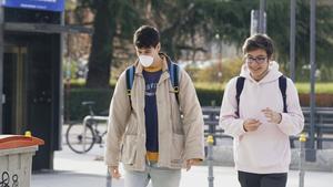 Dos estudiantes caminan por la Ciudad Universitaria de Madrid, antes del cierre total de las aulas el pasado 11 de marzo. Imagen de archivo.
