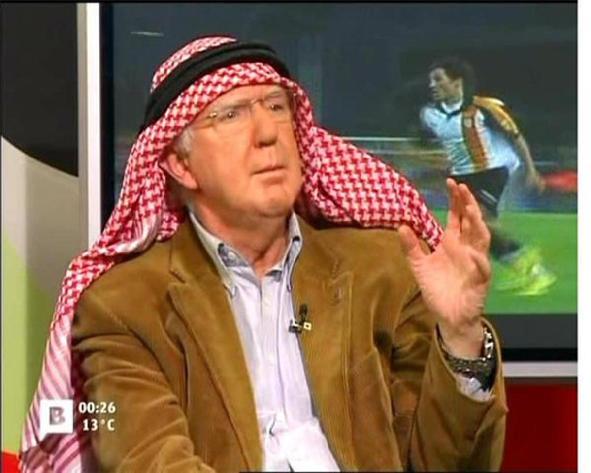 Amb una ’kufiya’ o mocador palestí, Jaume Sobrequés explica un viatge que va fer al Pròxim Orient, durant la tertúlia de ’La porteria’, de BTV. Amb una ’kufiya’ o mocador palestí, Jaume Sobrequés explica un viatge que va fer al Pròxim Orient, durant la tertúlia de ’La porteria’, de BTV.