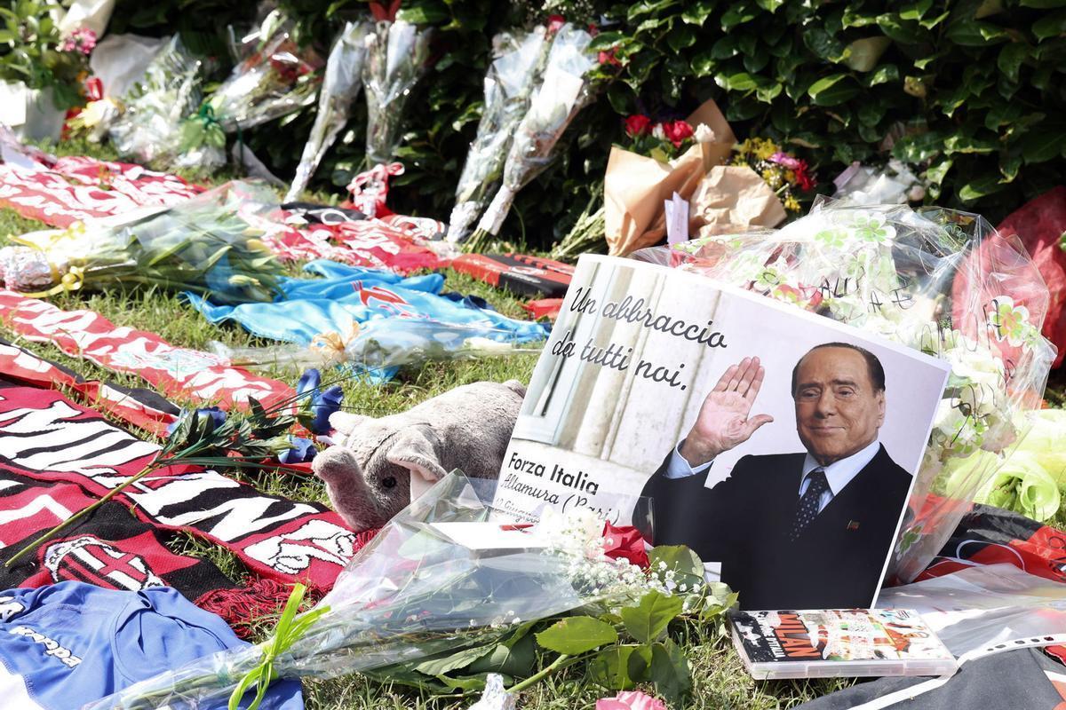 Flores y objetos depositados en el exterior de la Villa San Martino, en Arcore, donde se encuentra la capilla ardiente de Berlusconi, este martes.